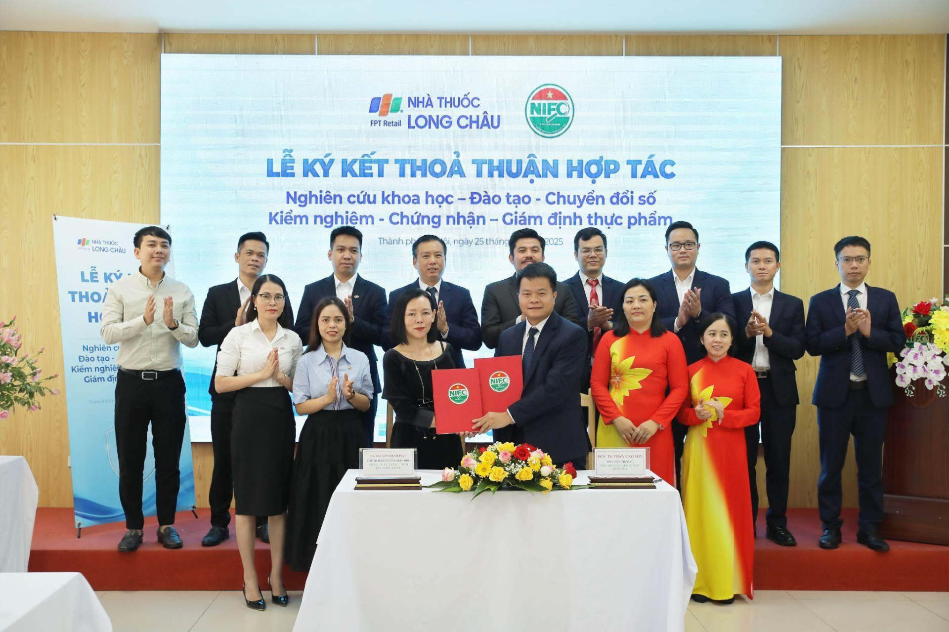 Tiên phong minh bạch hóa chất lượng sản phẩm, Long Châu ký kết với Viện Kiểm nghiệm An toàn Vệ sinh Thực phẩm Quốc gia vì sức khỏe người dân và khách hàng