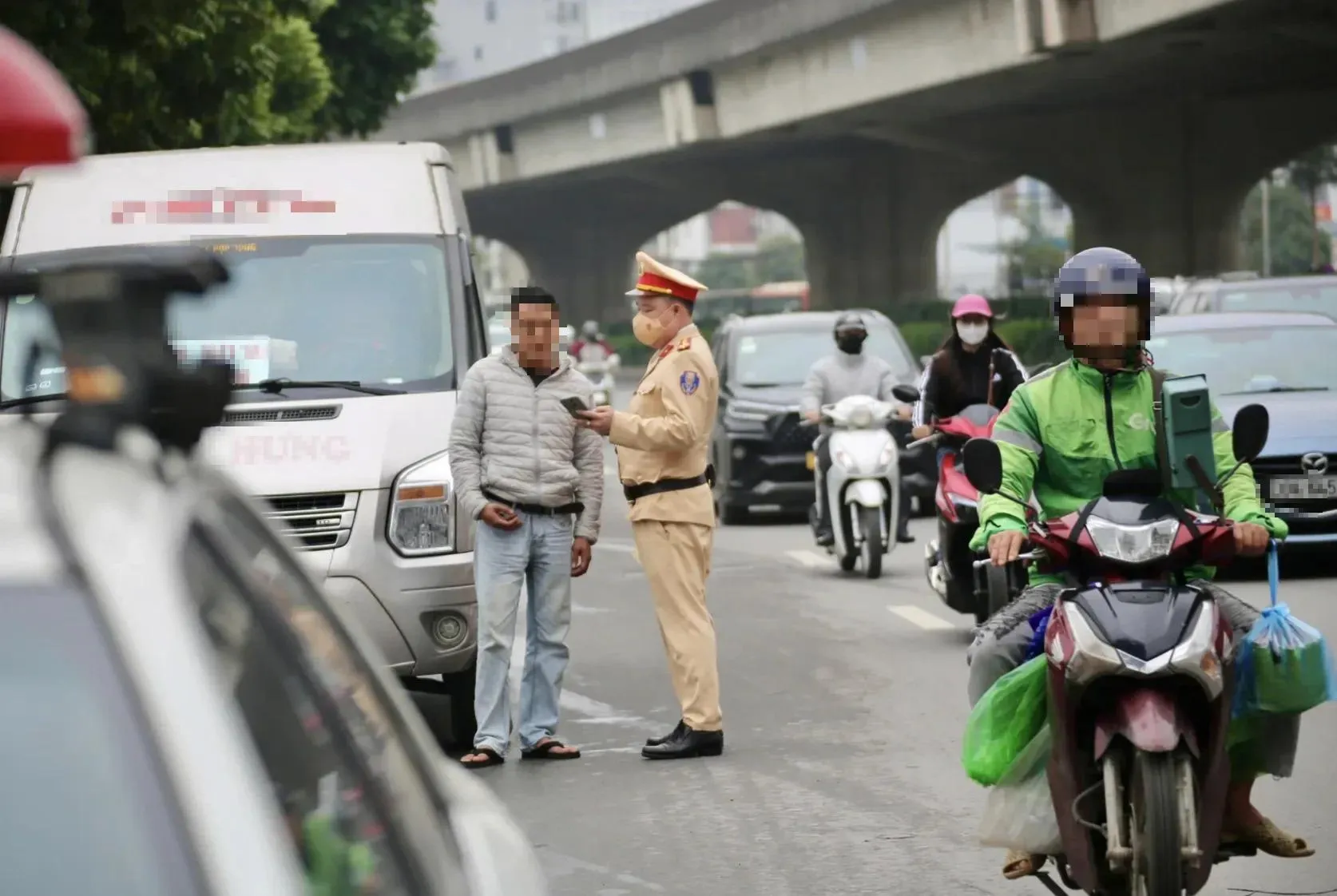 Ôtô biển trắng thu tiền khách sẽ bị phạt đến 14 triệu đồng