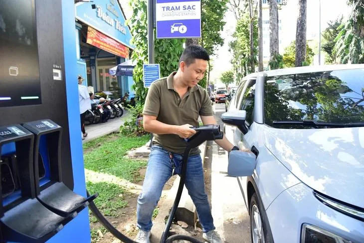 Rộ đầu tư trụ sạc, trạm sạc xe điện: Bộ Công Thương tính siết quy chuẩn