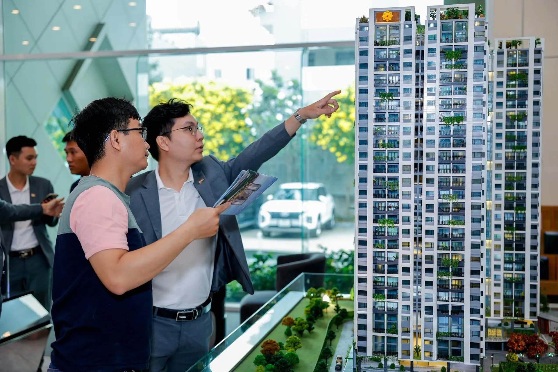 Doanh nghiệp bất động sản vẫn chịu áp lực kép