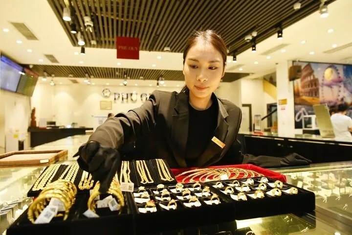 Giá vàng hôm nay 26/8: Vàng thế giới lên 4656 USD/ounce