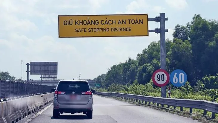 Khuyến cáo người lái xe chủ động giữ khoảng cách an toàn với xe liền trước