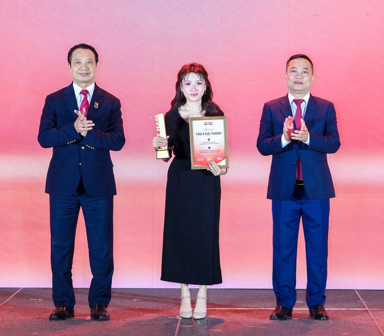 Tân Á Đại Thành được vinh danh Top 39 doanh nghiệp tư nhân nộp ngân sách lớn nhất Việt Nam