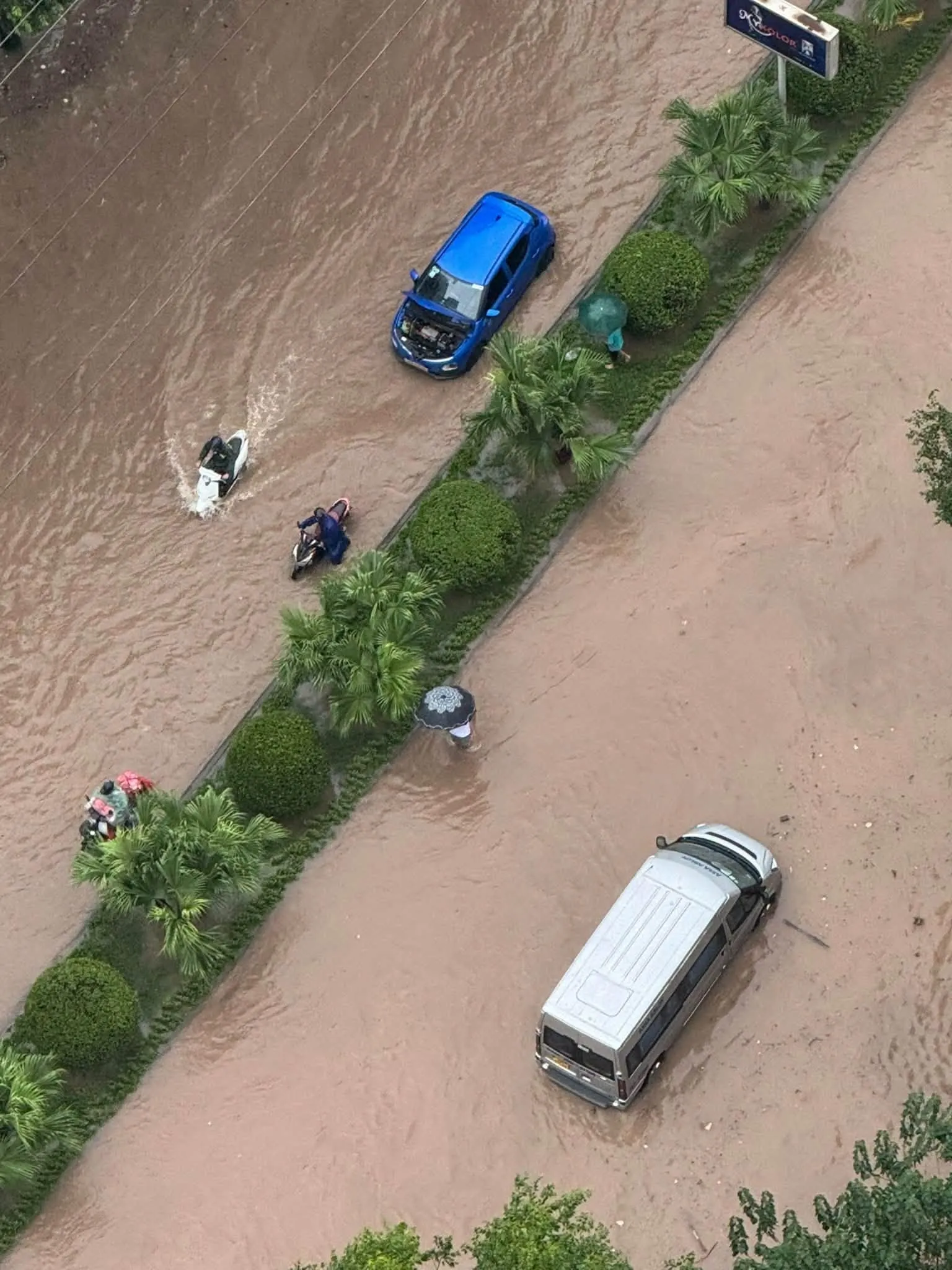 Hà Nội dồn lực chống ngập, huy động 2.500 người, trên 200 thiết bị hỗ trợ tiêu thoát nước