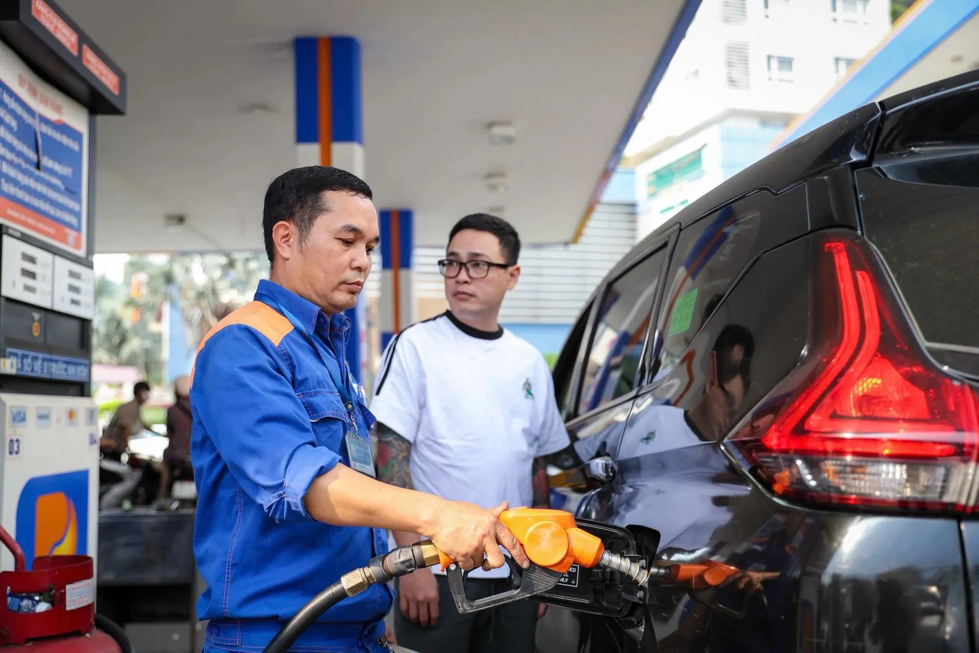 Giá xăng dầu tiếp tục tăng gần 1.400 đồng, dầu diesel áp sát 30.000 đồng/lít
