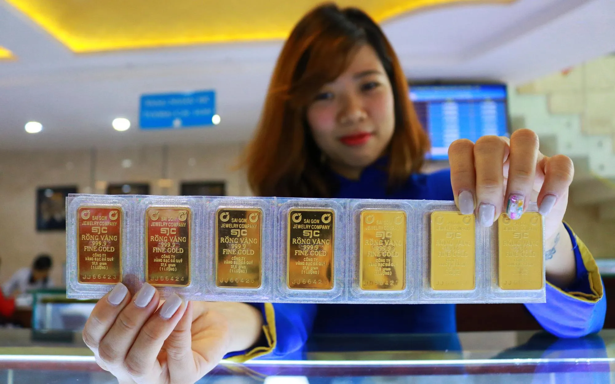 Fed tăng lãi suất sau 3 năm, giá vàng đảo chiều giảm mạnh