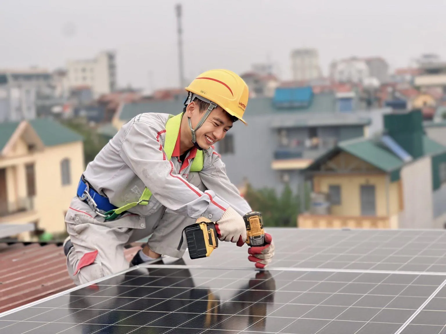 Khẩn trương ban hành chính sách hỗ trợ hộ gia đình lắp đặt điện mặt trời tự sản xuất, tự tiêu thụ
