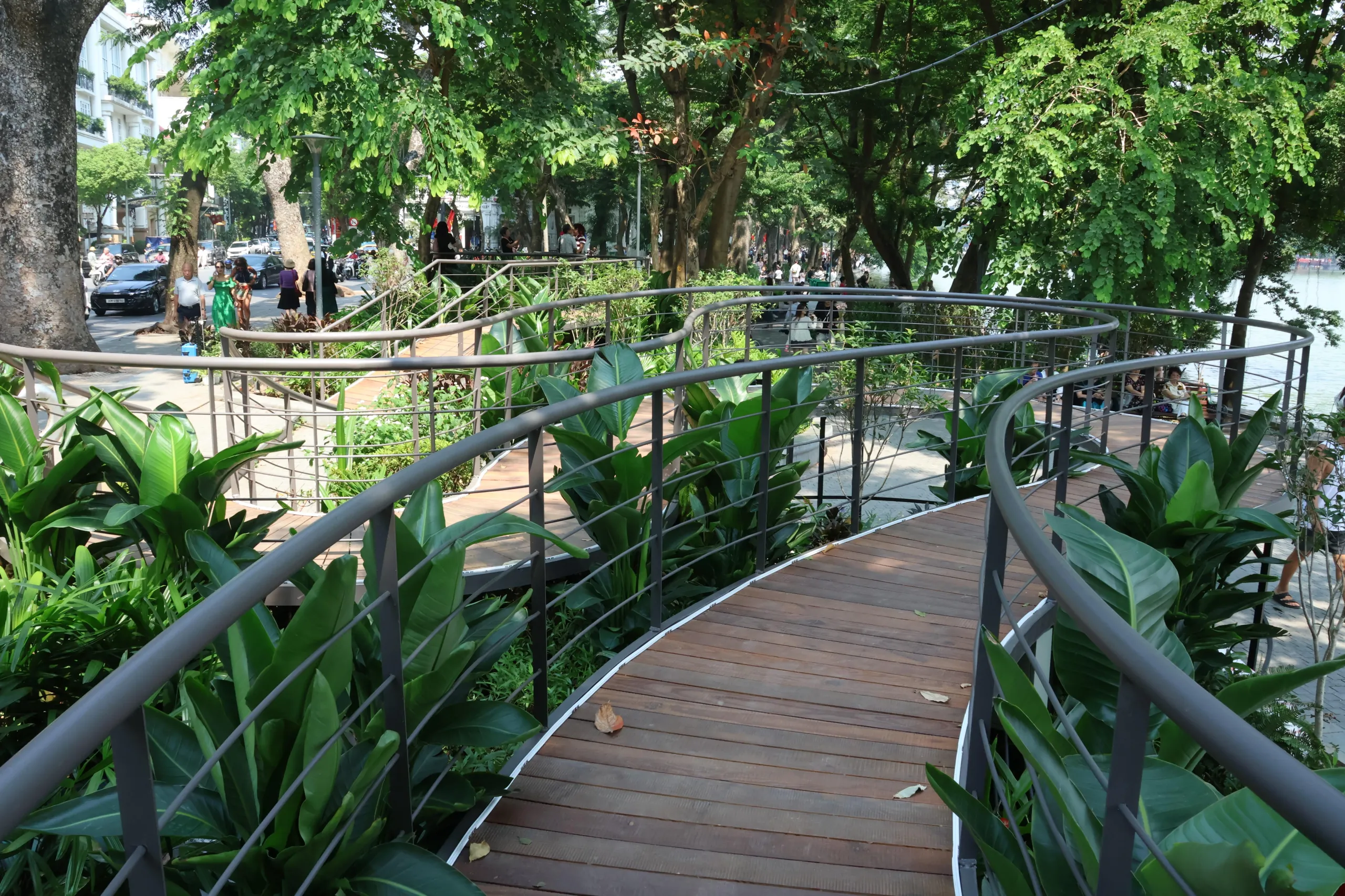 Cầu cạn “Dải lụa ký ức” bên hồ Gươm trong ngày đầu đón du khách tới trải nghiệm