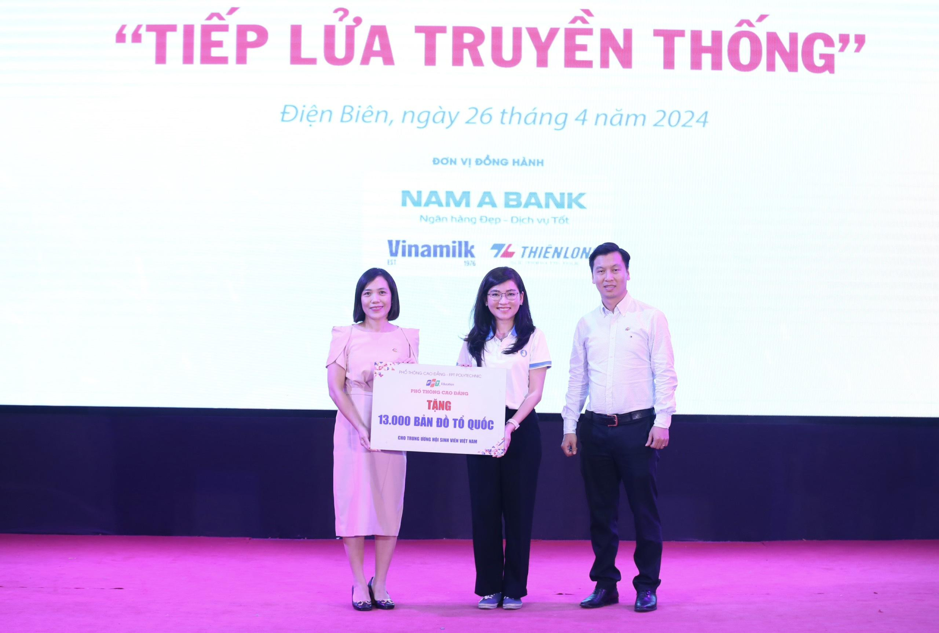 Trao tặng 13.000 bản đồ Việt Nam cho các trường học trên cả nước