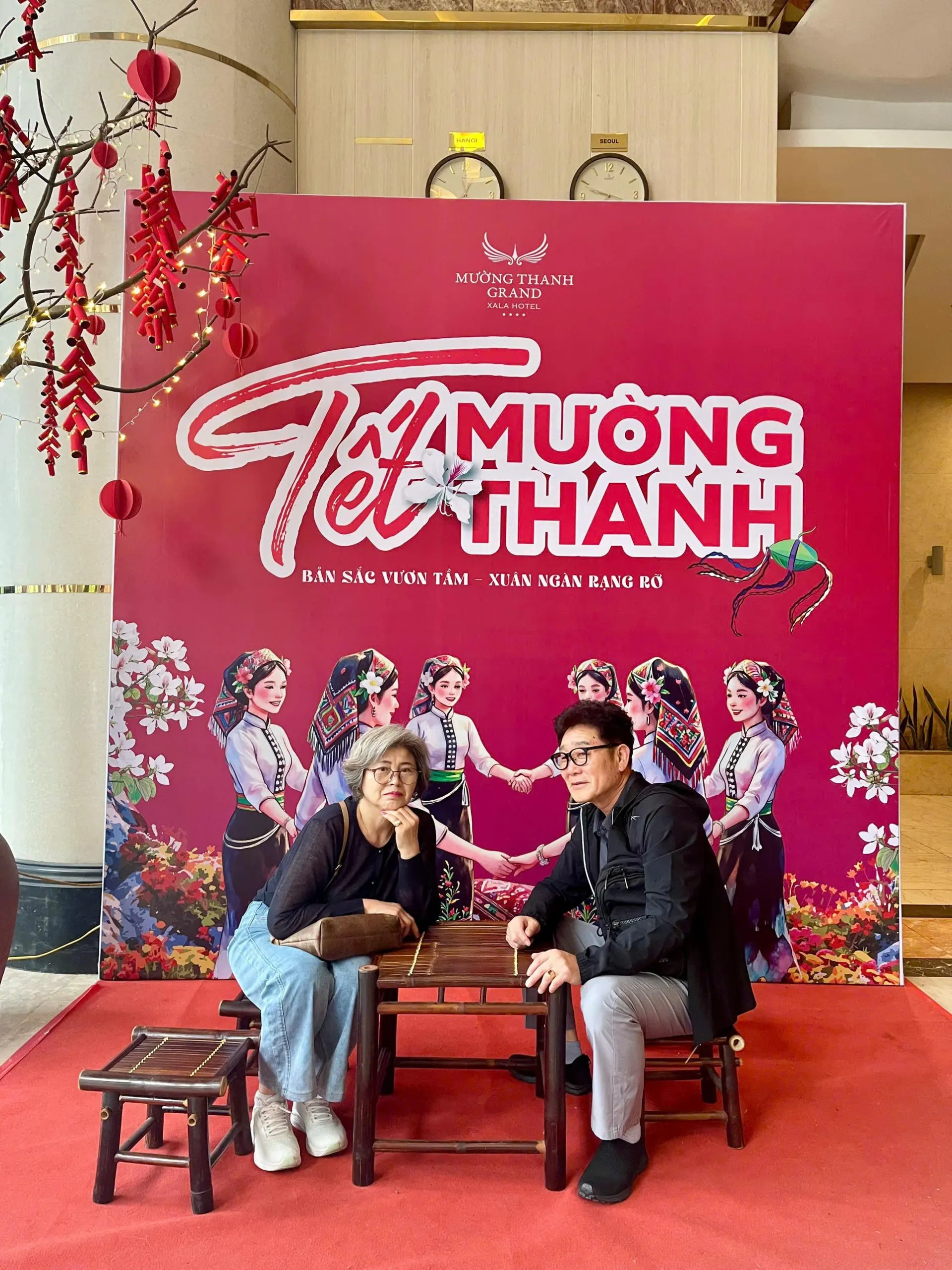 du-khach-hao-hung-chup-hinh-luu-niem-tai-cac-diem-trang-tri-tet-muong-thanh-171634.webp