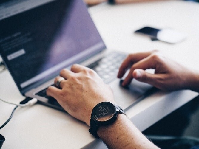 Apple đang trong quá trình đàm phán để sản xuất đồng hồ Apple Watch và Macbook tại Việt Nam. Ảnh minh họa.