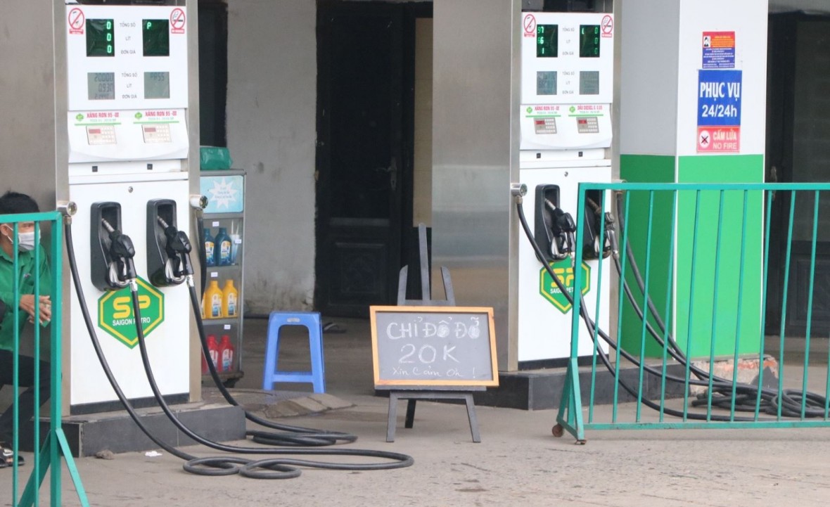 Hai cây xăng thuộc Saigon Petro trên đường Phạm Văn Đồng chỉ đổ tối đa 20.000 đồng/xe.