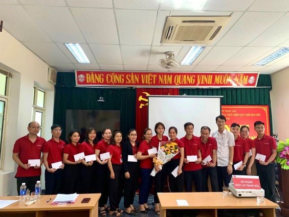 Trao giải Nhất tập thể cho đại diện phòng Kinh doanh Ngoại hối và Chi nhánh Thành phố