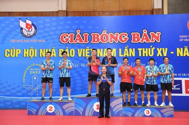 Trao giải nội dung Đôi nam cho các vận động viên.