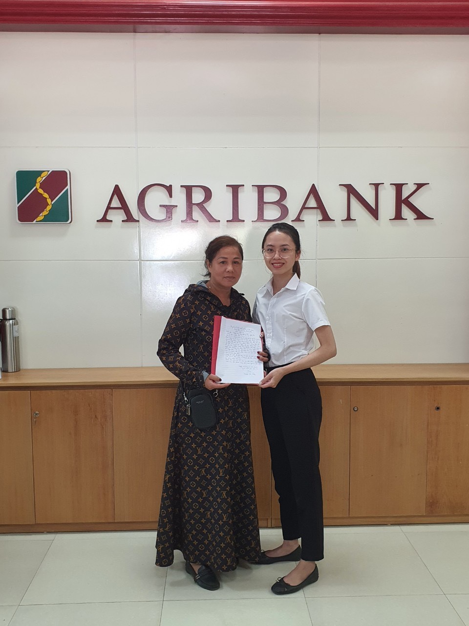 Bà Nguyễn Thị Quý cảm ơn Lãnh đạo Agribank Tây Nghệ An và giao dịch viên Nguyễn Thị Cẩm Vân, nhờ sự tư vấn và ngăn chặn kịp thời mà Bà tránh bị mất một khoản tiền lớn