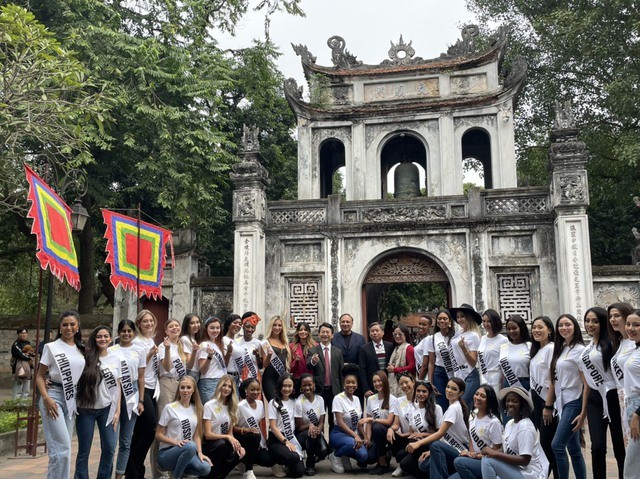 Các Thí sinh hoa hậu thăm Văn Miếu. Ảnh: VGP/Minh Anh