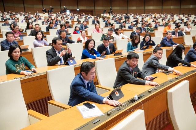 Các đại biểu bấm nút thông qua thông qua Nghị quyết về điều chỉnh vốn, ngân sách