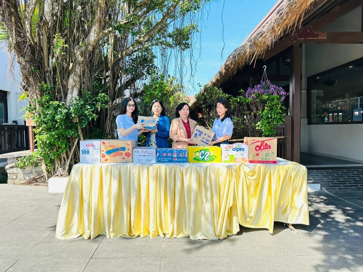 Bà Hồ Thị Thanh Lâm thay mặt Hội Bảo trợ tỉnh Quảng Nam nhận các phần quà từ được đóng góp từ các nhà tài trợ tới cho trung tâm từ đại diện PRO Việt Nam 