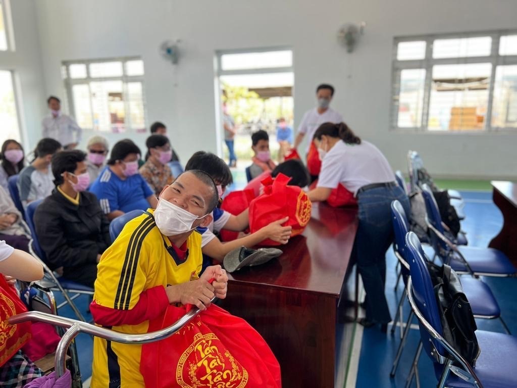 Trẻ em khuyết tật vui mừng khi nhận được những phần quà Tết