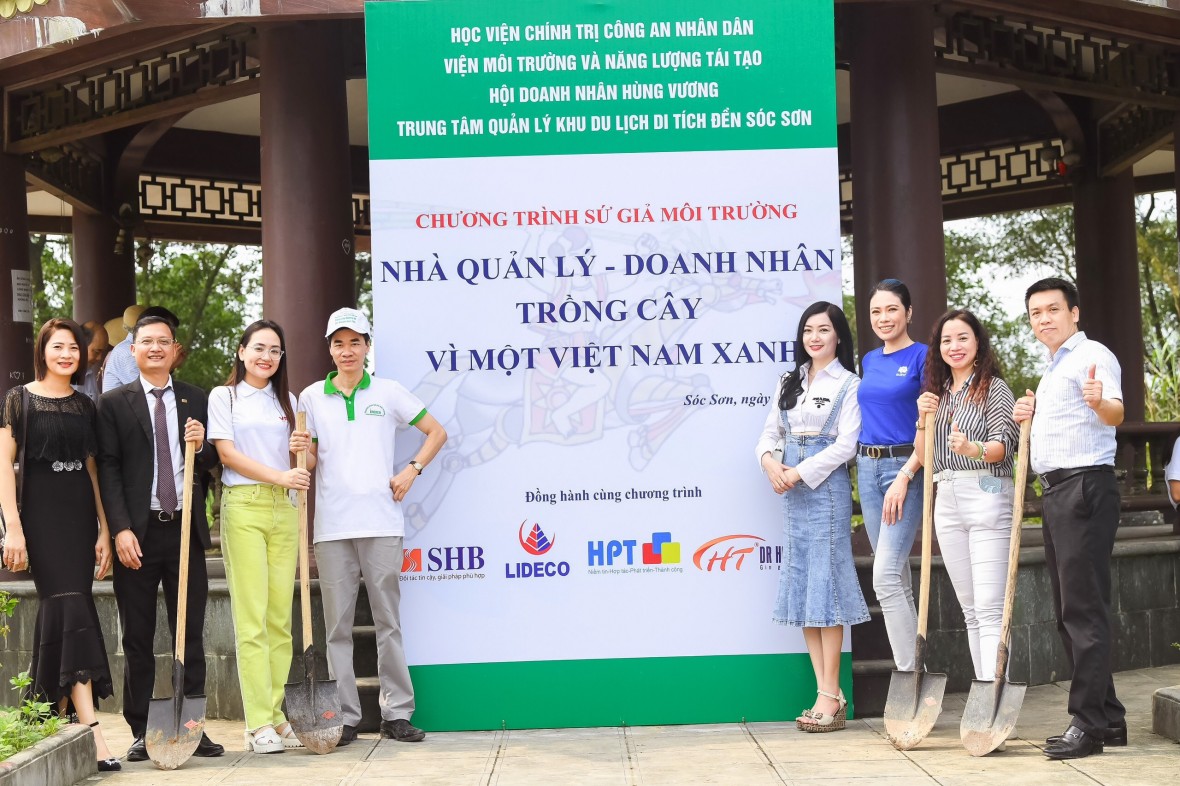 Hoa hậu Thuỳ Dương - áo xanh trồng cây cùng các Đại biểu