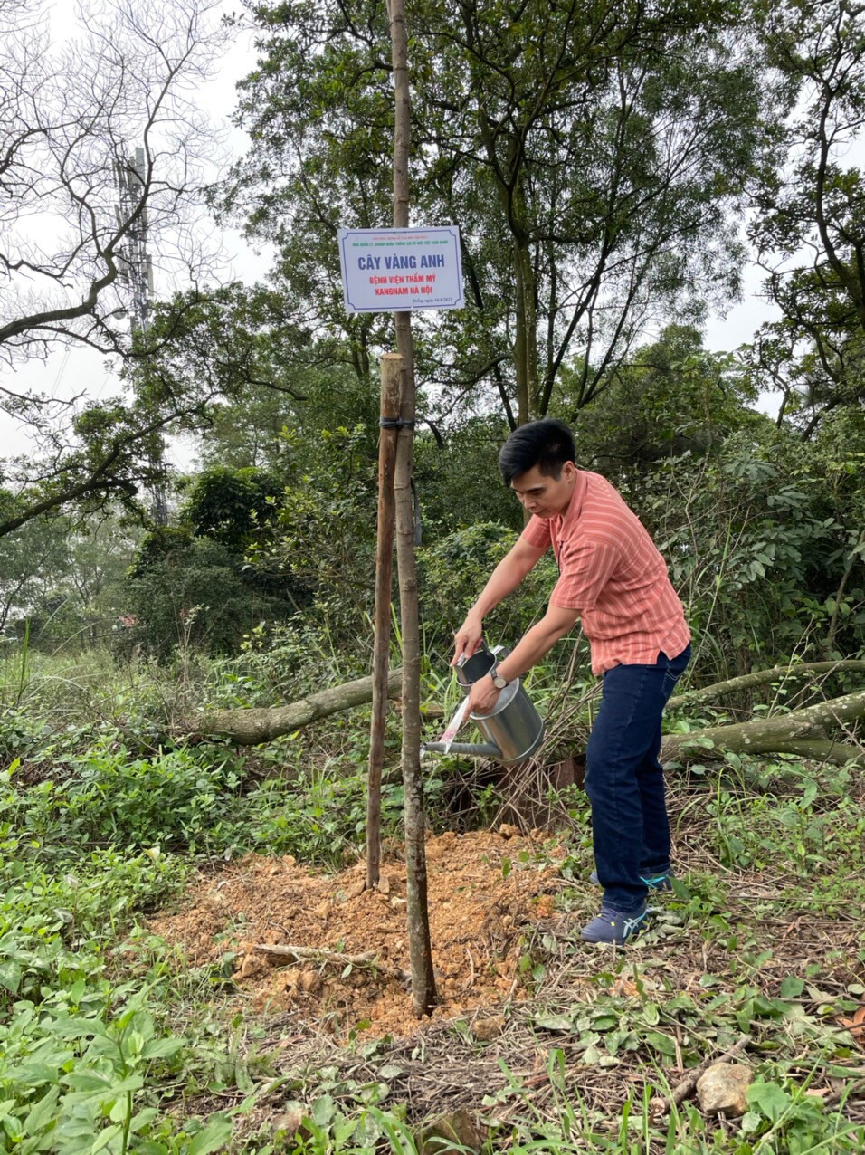 Hoa hậu Thuỳ Dương - áo xanh trồng cây cùng các Đại biểu