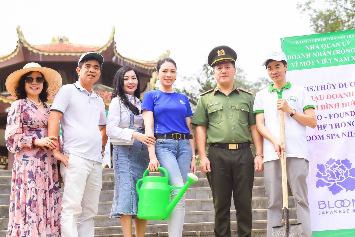 Nhà quản lý doanh nhân hưởng ứng hoạt động trồng cây