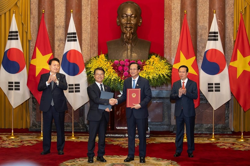 2. Bàn ghi nhớ MOU đươc trao dưới sự chứn kiến của 2 nguyên thủ Việt Nam -Hàn Quốc