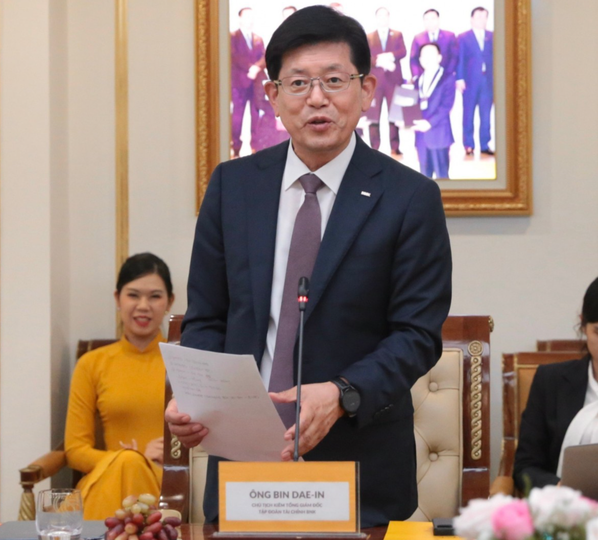 Ông Bin Dae-in, Chủ tịch HĐQT kiêm TGĐ Tập đoàn Tài chính BNK phát biểu tại sự kiện