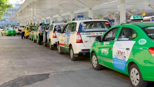 Grab đối đầu Taxi truyền thống tại Việt Nam: Ai hưởng lợi?