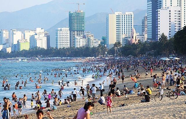 Khách sạn “cháy” phòng, giá vé máy bay tăng gấp đôi dịp nghỉ lễ