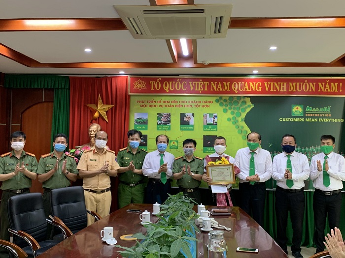 Khen thưởng lái xe ở Thanh Hóa phát hiện người Trung Quốc nhập cảnh trái phép