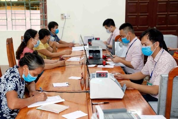 ‘Cõng vốn’ lên non giúp bà con làm giàu