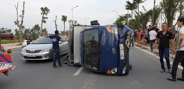 Hà Nội: Xế hộp gây tai nạn liên hoàn rồi bỏ chạy, 2 người bị thương