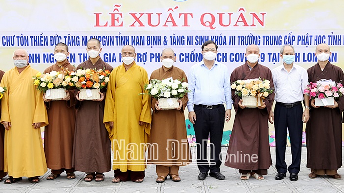 Tiễn các tăng, ni “cởi áo cà sa khoác áo blouse trắng lên đường phòng, chống dịch”