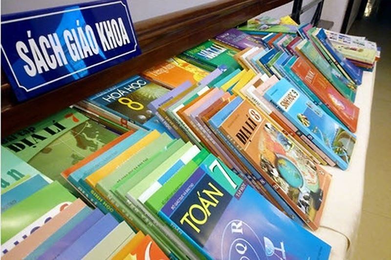 Sách, vở và đồ dùng học tập tăng giá, khó mua