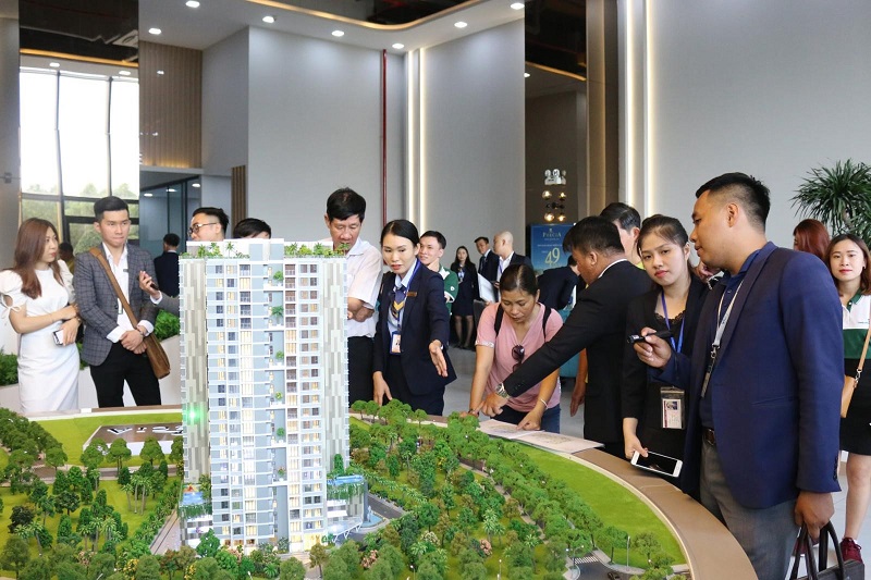 Nhiều nhà đầu tư vốn lớn vẫn bình chân, miệt mài ‘găm hàng’ giữa tâm dịch