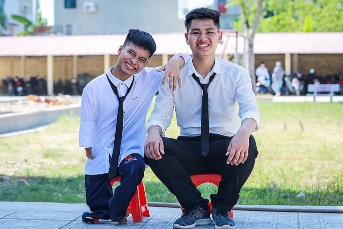 Cái kết ngọt ngào cho đôi bạn thân cõng nhau tới trường suốt 10 năm