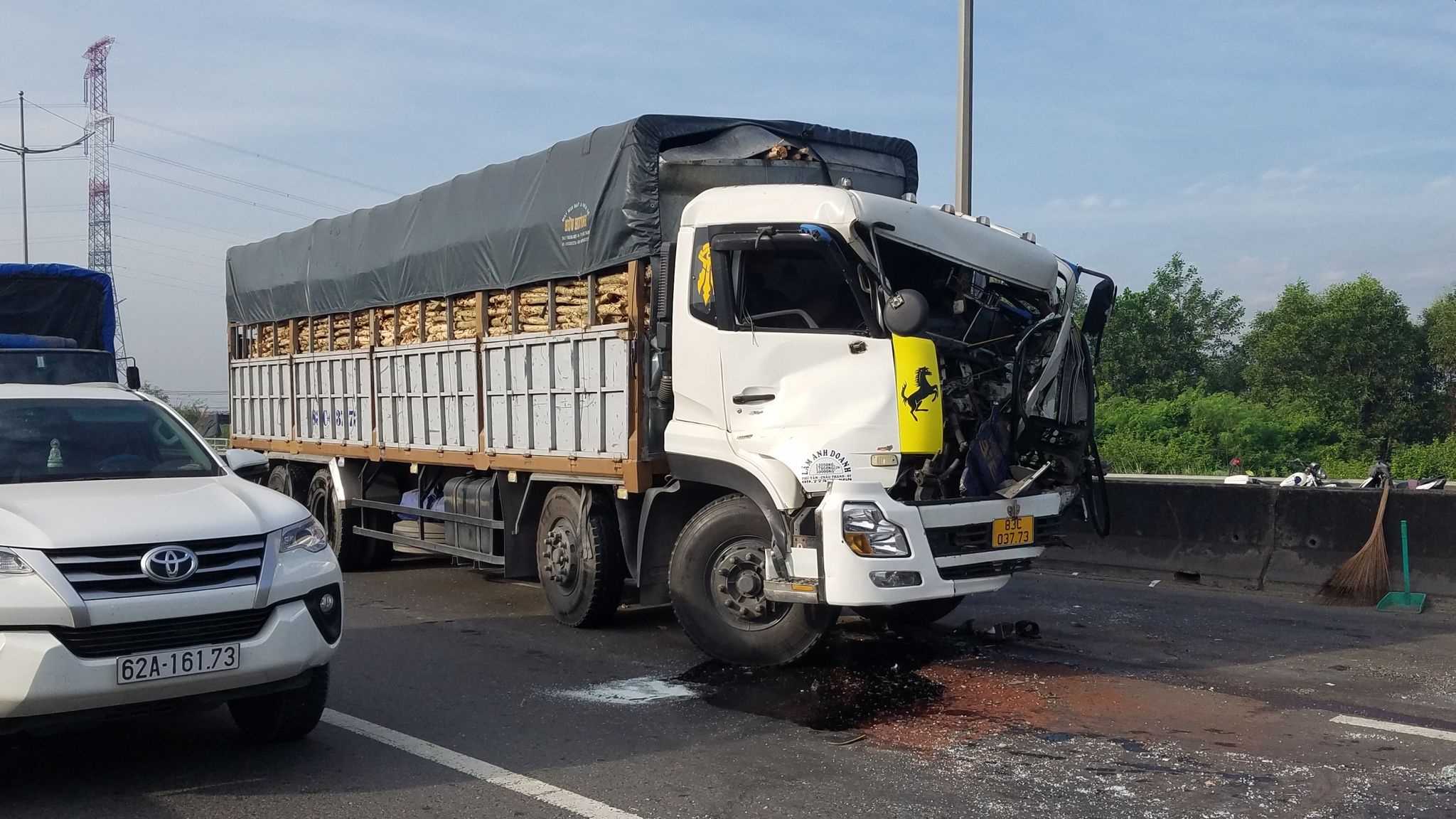 T&ocirc;ng v&agrave;o xe container, t&agrave;i xế xe tải tử vong, phụ xe bị thương trong cabin biến dạng ở S&agrave;i G&ograve;n - Ảnh 1.