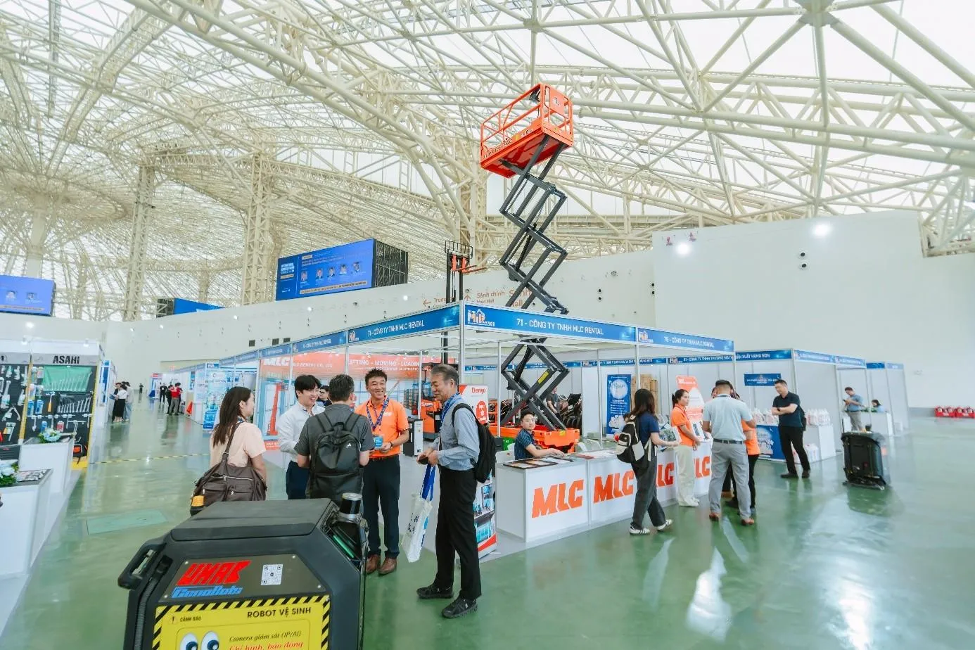 Các sản phẩm Robot, xe điện, máy móc công nghệ cao tạo điểm nhấn tại Hanoi MIP Fair 2026