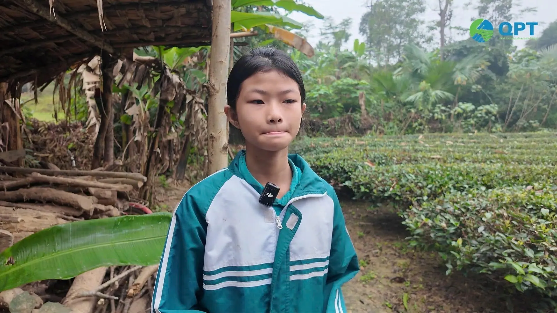 Nước mắt cô học trò nghèo bên dòng suối lũ và niềm hy vọng từ những vòng tay nhân ái