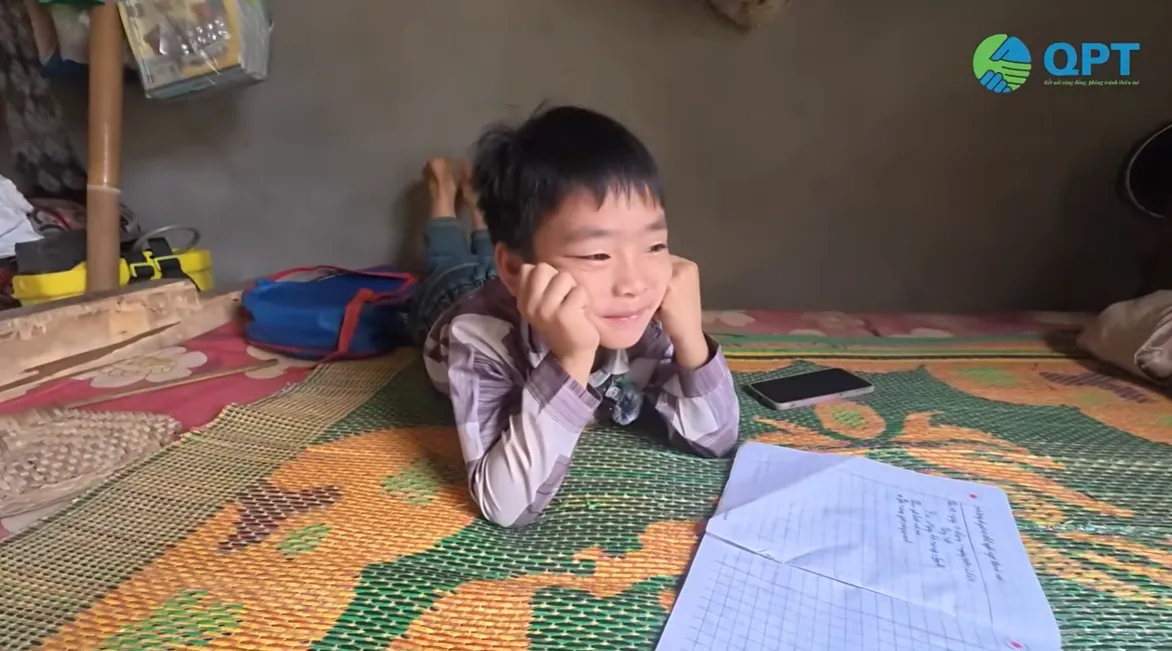 Giữ lại con chữ trên vùng rốn sạt lở cho cậu bé có bố mẹ tàn tật