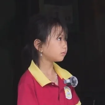 Nâng đỡ nghị lực phi thường của cô học trò lớp 2 xuất sắc có mẹ và ông ngoại tàn tật