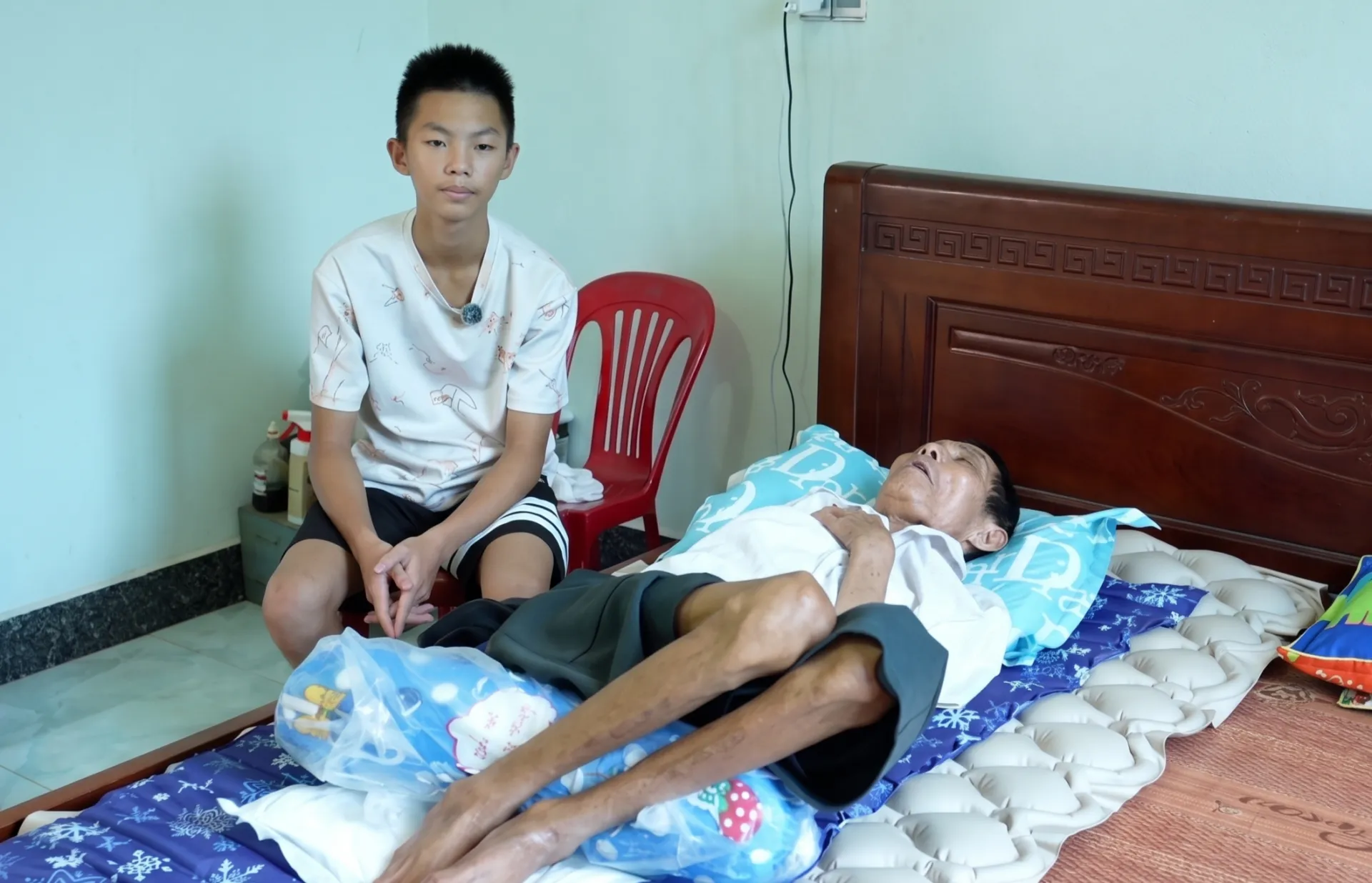 Em Mai Tiến Sỹ đã nghỉ học nhiều ngày liền để chăm bố. Ảnh: Ban tổ chức 