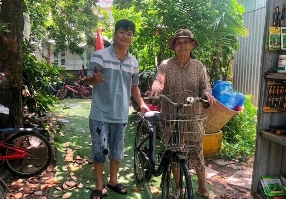 Người gia sư 'đồng nát' hồi sinh hơn 400 chiếc xe cũ trao cho học sinh nghèo cơ hội đến trường
