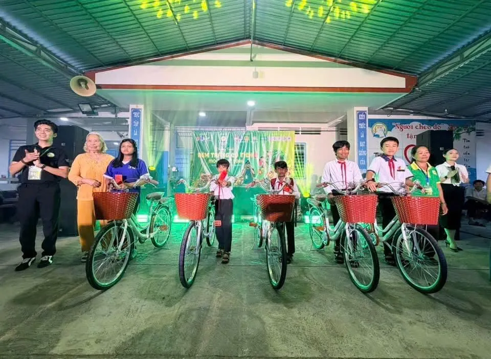 Trao 05 xe đạp “Tiếp sức đến trường” dành cho các em học sinh có hoàn cảnh đặc biệt khó khăn (trị giá 1,8 triệu đồng/xe).