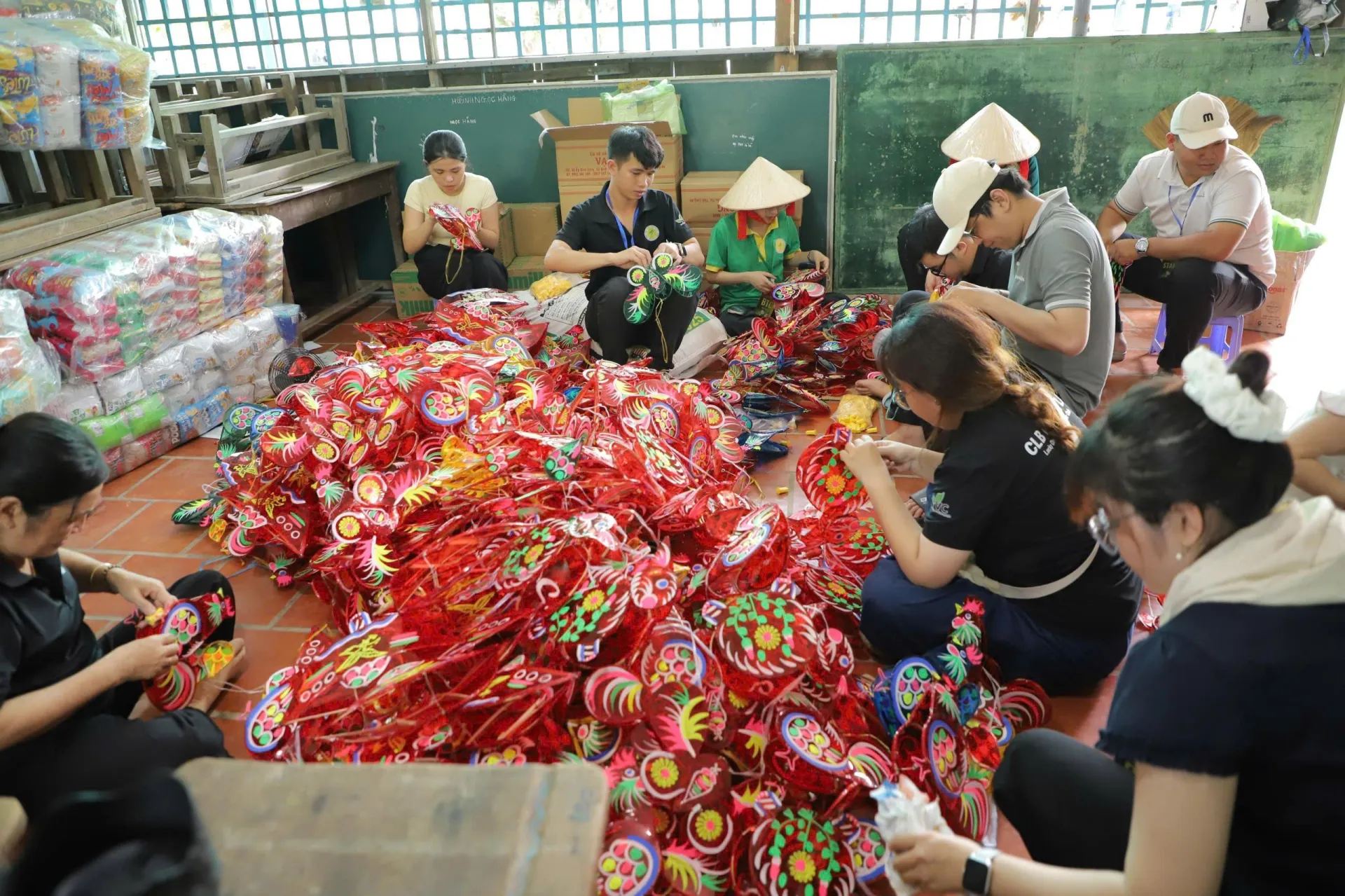Hình ảnh chuẩn bị quà Trung thu cho các em 