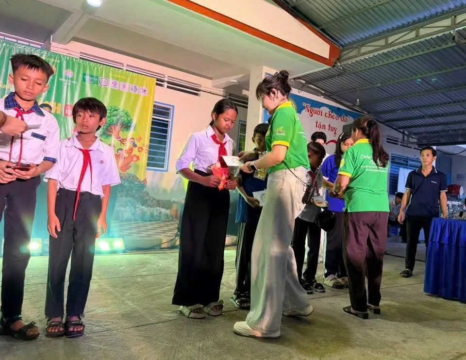 Trao 20 suất học bổng dành cho học sinh hiếu học vượt khó (trị giá 200.000 đồng/suất).