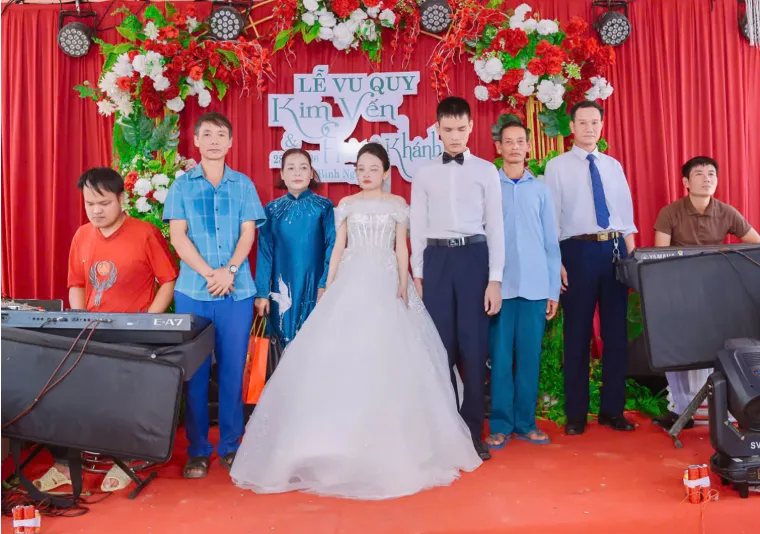 Mẹ dắt tay con gái khiếm thị vào lễ đường khiến nhiều người rơi nước mắt ở Nghệ An