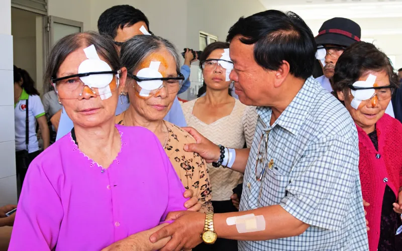 Biết mình chỉ còn 3 tháng để sống, người đàn ông giấu gia đình, dành những ngày còn lại làm từ thiện