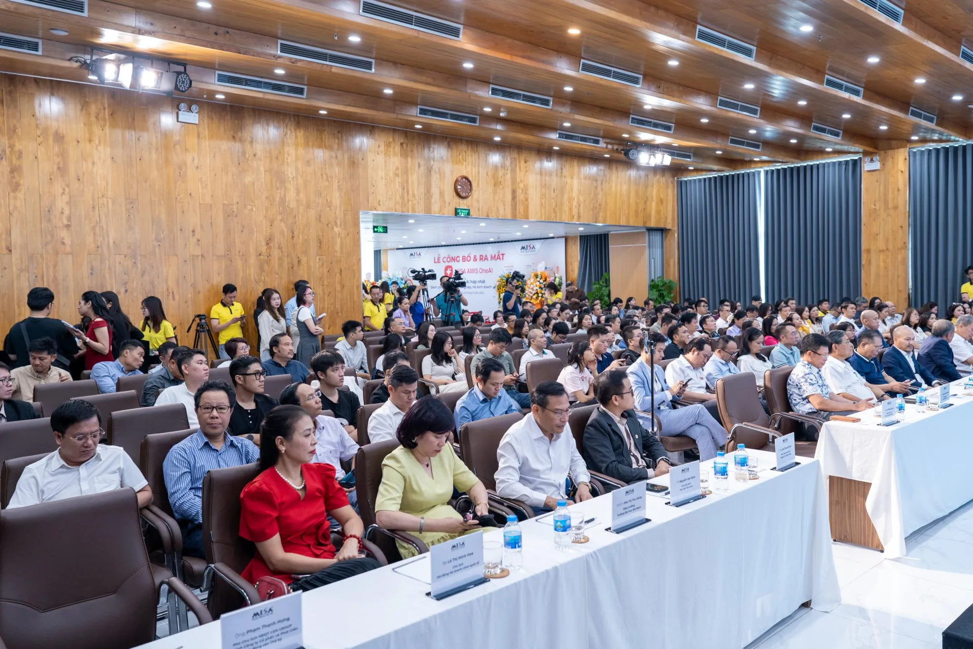 Nhiều người tham dự đã tải thử nghiệm ứng dụng ngay tại buổi lễ ra mắt